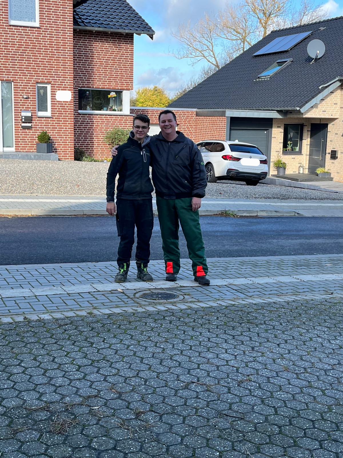 Vater und Sohn bei der Arbeit